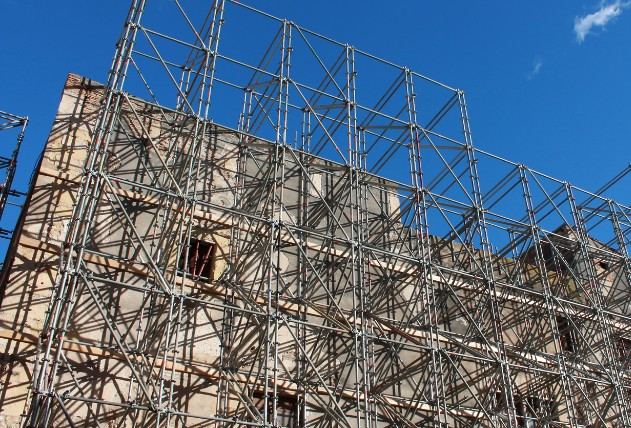 Montaje de andamio en fachada en Mallorca Andamio tubular montado sobre toda la fachada de un edificio antiguo: medios auxiliares en rehabilitación