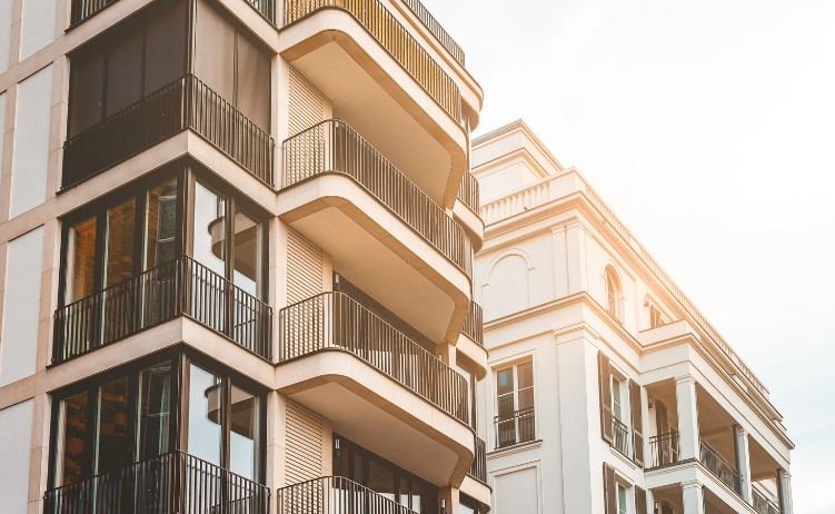 Fachada de edificio residencial en Mallorca Edificio de viviendas con balcones y galerías acristaladas a contraluz: balcones corridos y terrazas