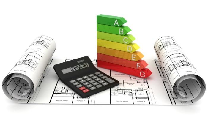 Escala de calificación energética sobre planos de vivienda y una calculadora: presupuesto de rehabilitación
