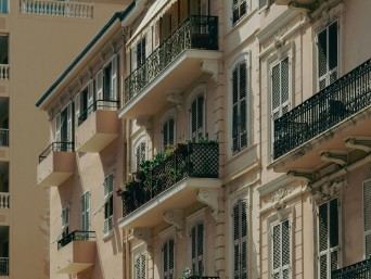 Fachada clásica de edificio señorial con balcones de forja y molduras: conservación de edificios antiguos