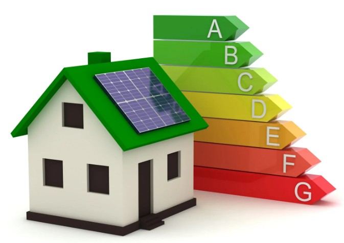Eficiencia energética en vivienda en Mallorca Ilustración de una casa con paneles solares junto a la escala de calificación energética A-G