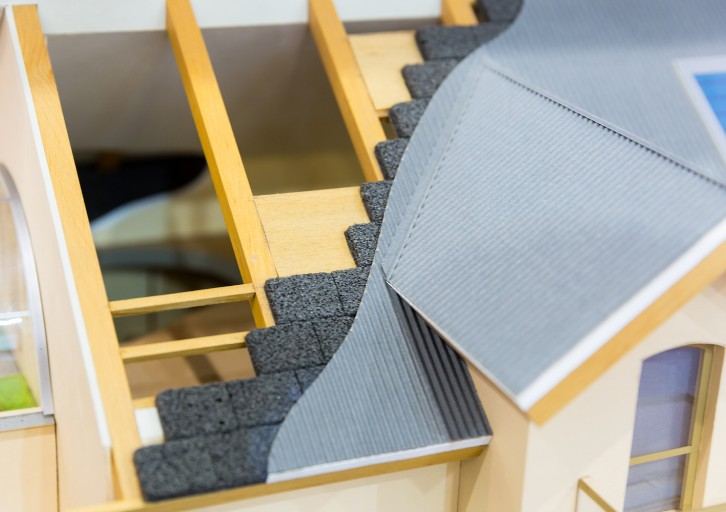 Tejado y lámina impermeable en Mallorca Maqueta en sección de una cubierta con estructura de madera, tejas y lámina impermeable