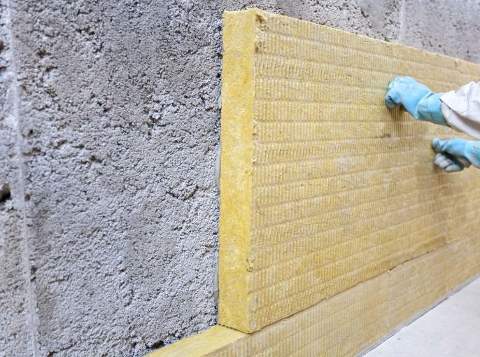 Aislamiento térmico y acústico en Mallorca Panel de lana de roca fijado sobre un muro de hormigón visto: aislamiento con lana mineral