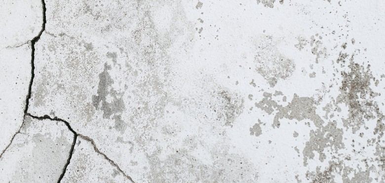 Pared blanca con grietas y manchas de humedad y moho: manchas de humedad